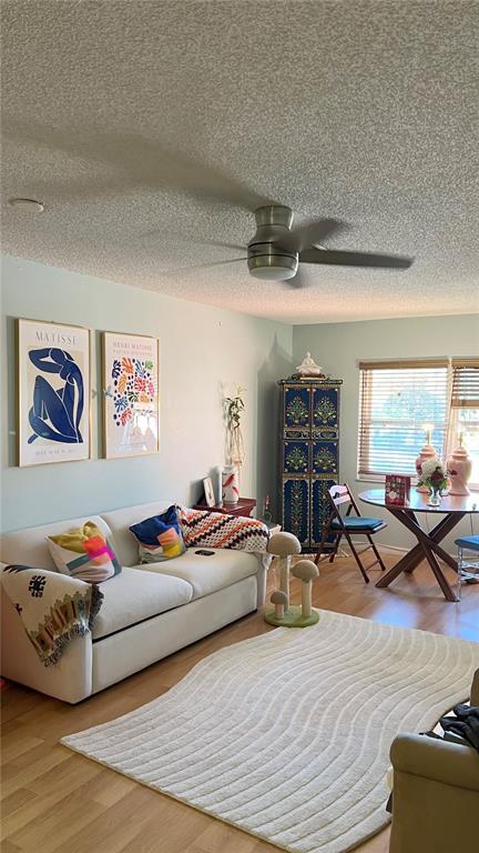 Building Photo - 257 SW Lincoln Cir N