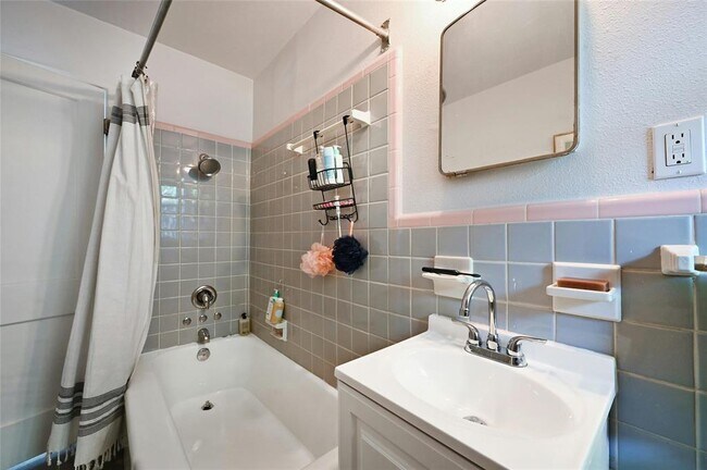 Building Photo - 1513 Corona Dr