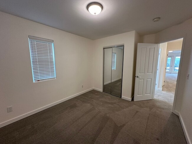 Building Photo - Application Pending - 3 Bedroom Townhouse For Rent In Hood River