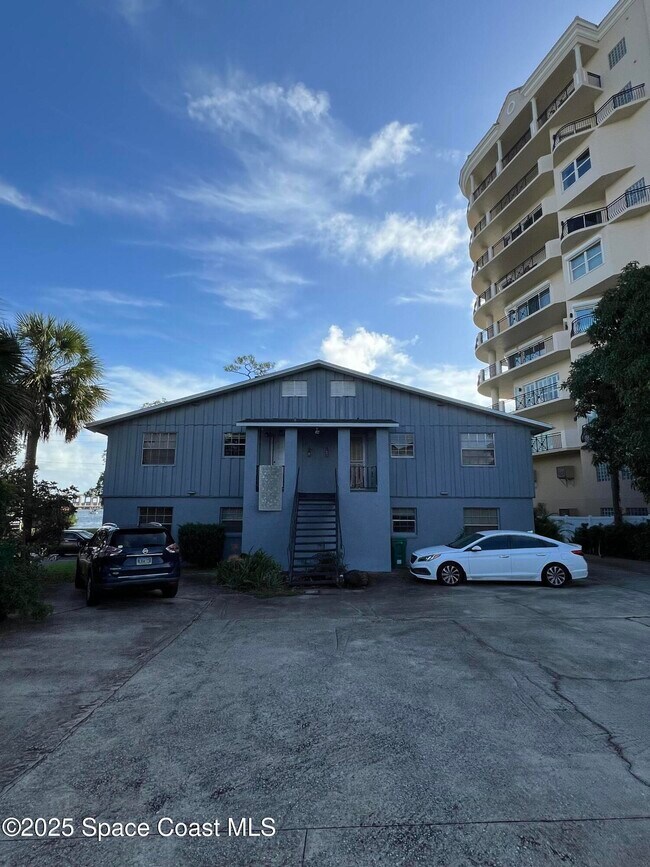 Building Photo - 17 Riverside Dr