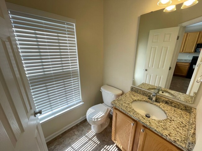 Building Photo - Beautiful 3 Bedroom End-Unit Townhouse