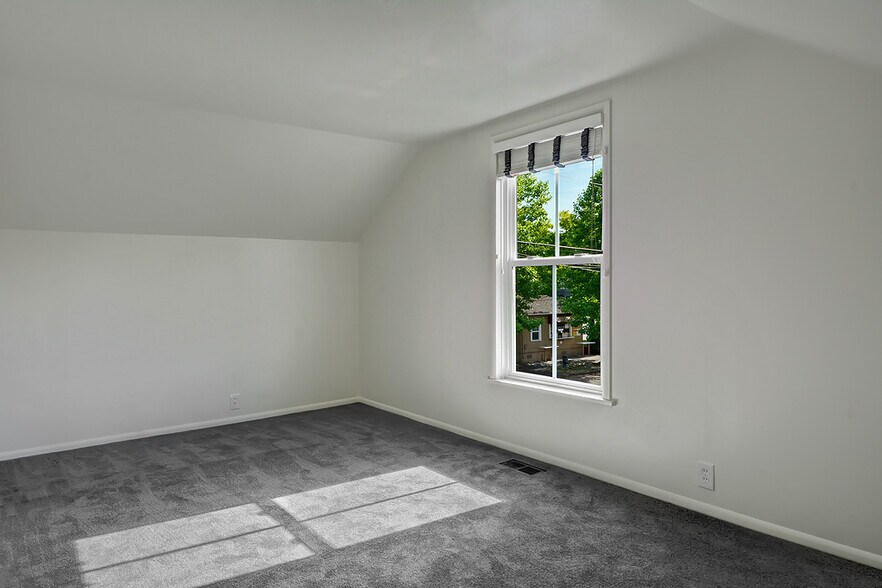 Upstairs bedroom - 5403 Maynard Ave S