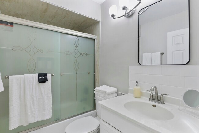 Building Photo - 1356 Larchmont Dr