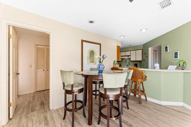 Building Photo - 8730 Thomas Dr