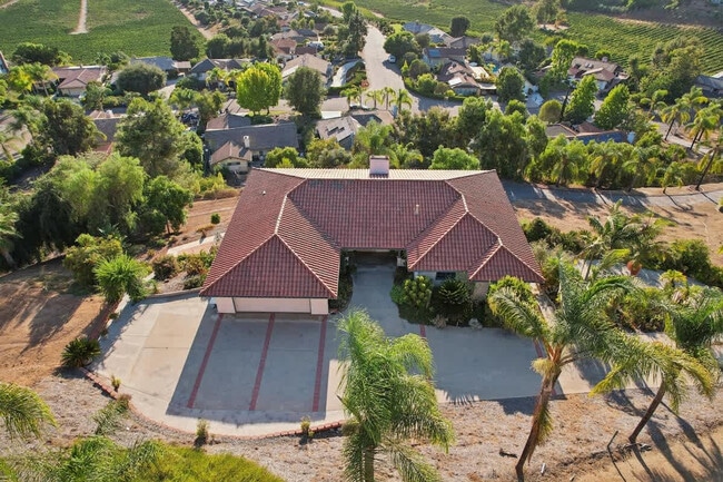 Building Photo - 2908 Lakemont Dr