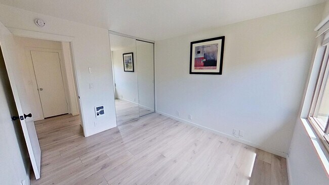 Building Photo - Spacious 3 bed / 2 bath in the More Mesa area