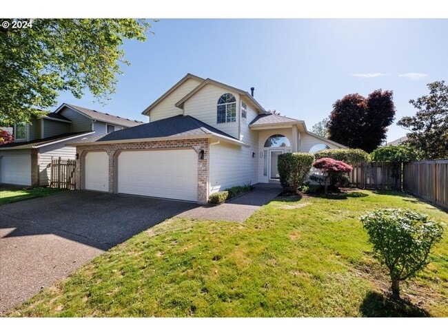Primary Photo - Bright, Open Living with Vaulted Ceilings ...
