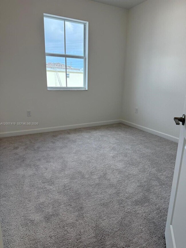 Building Photo - 2573 SE 25th Ter