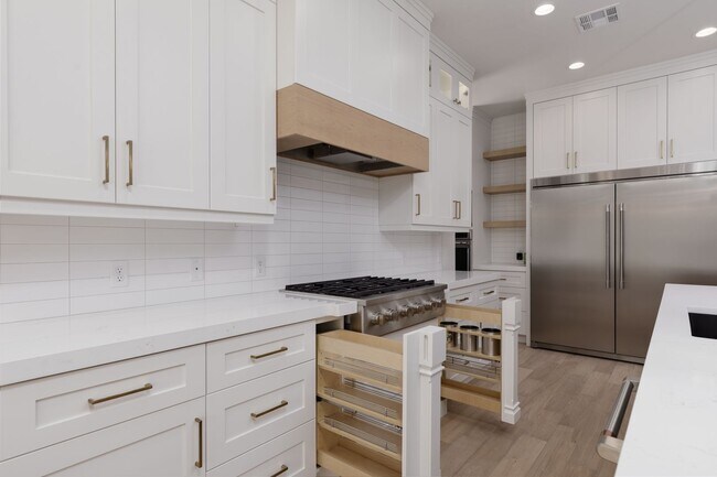 Building Photo - Stunning 5 bed 4 bath with RV Garage