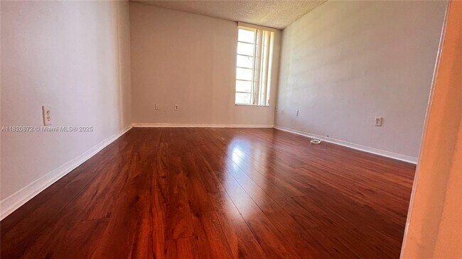 Building Photo - 8850 Fontainebleau Blvd