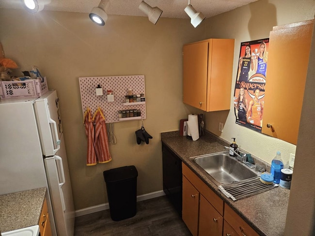 Building Photo - Beautiful 2 Bedroom, 1.5 Bathroom Apartment Available August 1st!