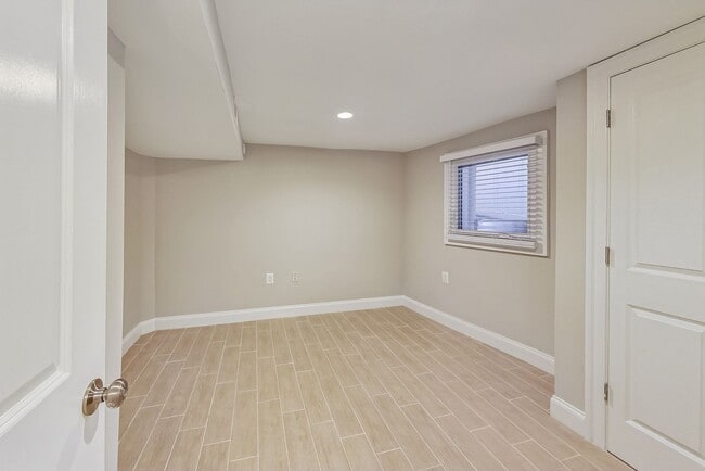 Building Photo - Beautiful TH - 4 bedroom + 3.5 BA - 7 mo -...
