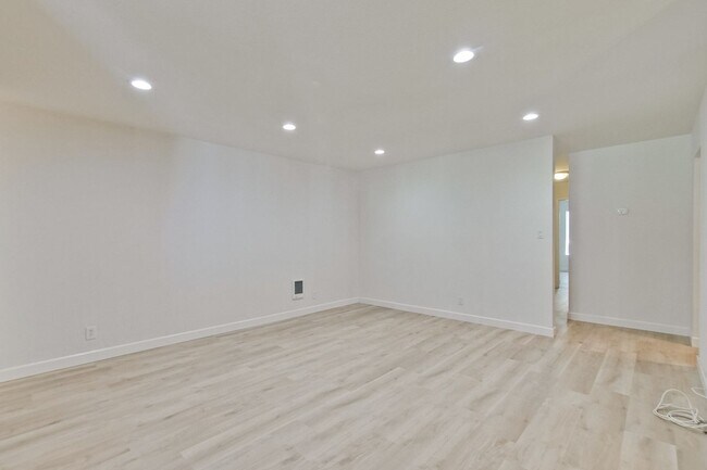 Building Photo - Beautiful 2BR 2BA downstairs condo in Moun...