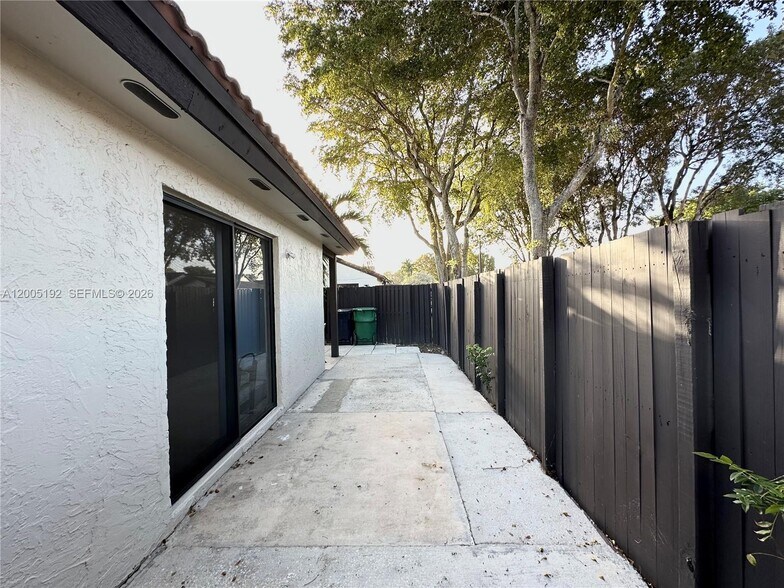 Building Photo - 4840 SW 149th Ct