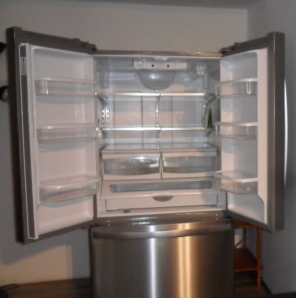 Apt 2 - new 3 dr refrig. - 523 E State St