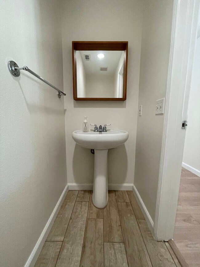 Building Photo - Top-Floor large condo on tree-lined street