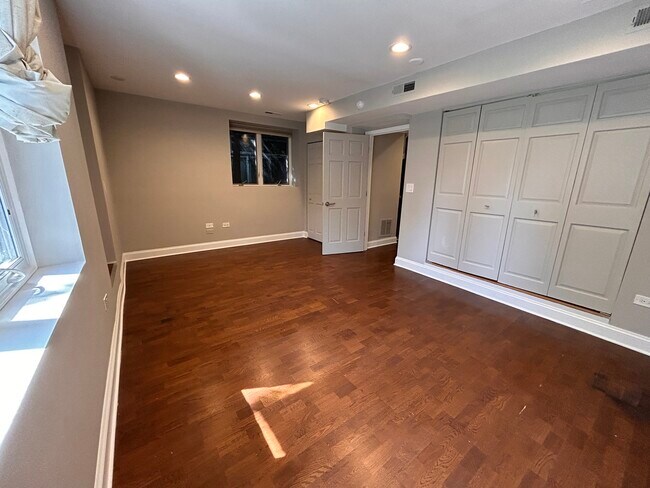 Building Photo - 2506 N Greenview Ave