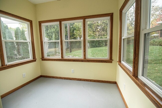 Building Photo - AVAILABLE AUGUST 15TH, 2026 - CHARMING 4 B...