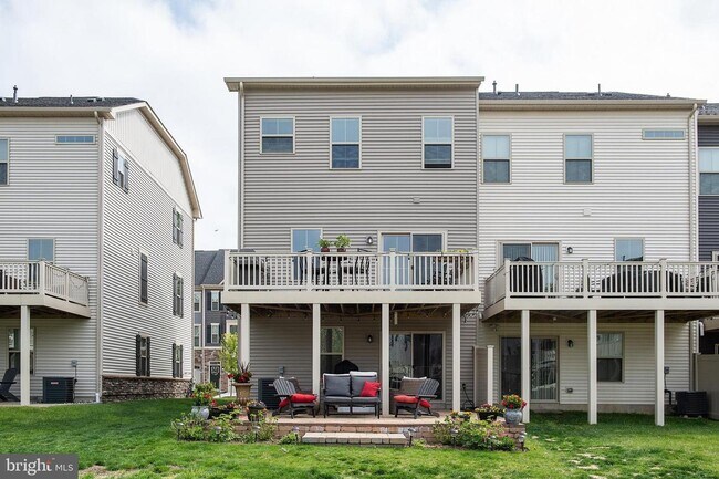 Building Photo - Stunning 3bd 2.5bth townhome in the Pondview community in Millersville.