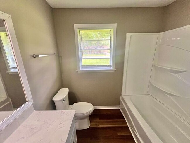 Building Photo - Tour Today! 3 Bedroom 2 Bath Single Family Home in Longview!
