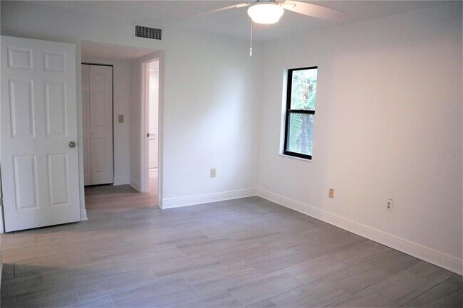 Building Photo - 300 S Florida Ave