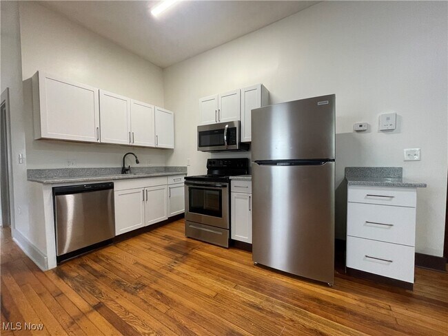 Building Photo - 1848 E 89th St