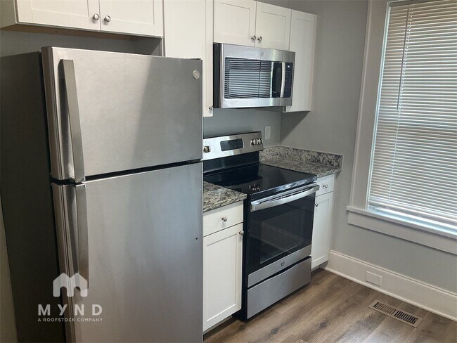 Building Photo - 401 Skyland Ave