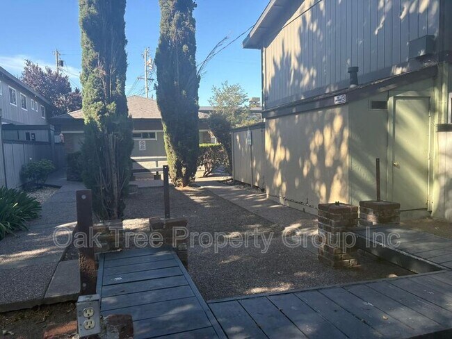 Building Photo - 418 6th St