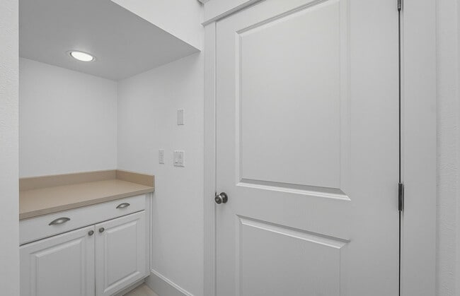 Building Photo - 619 SW Foresta Ter