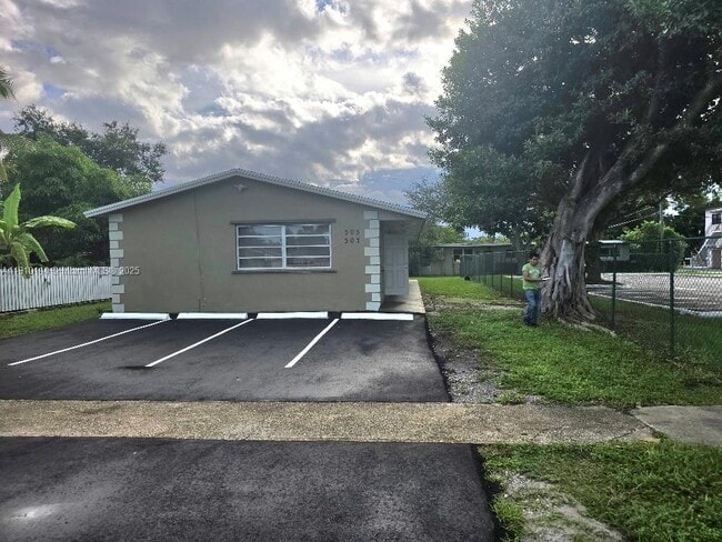 Primary Photo - 305 N 61st Ave