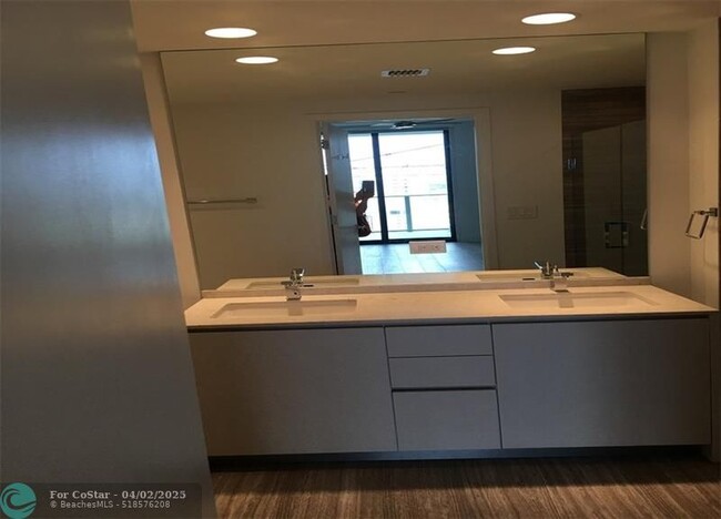 Building Photo - 1010 Brickell Ave