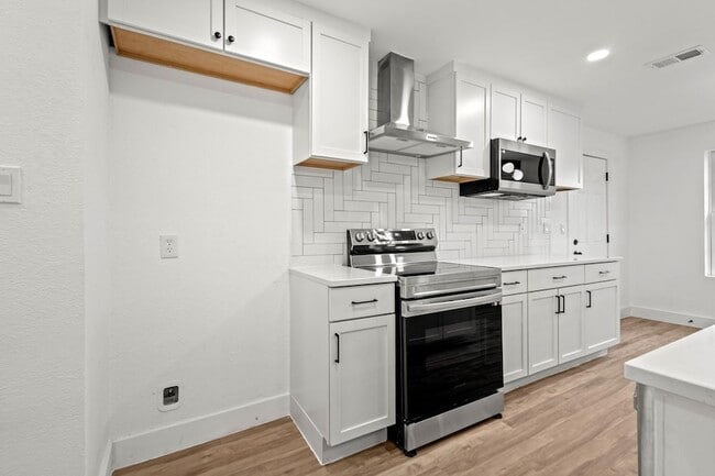 Building Photo - 6000 Cool Springs Dr