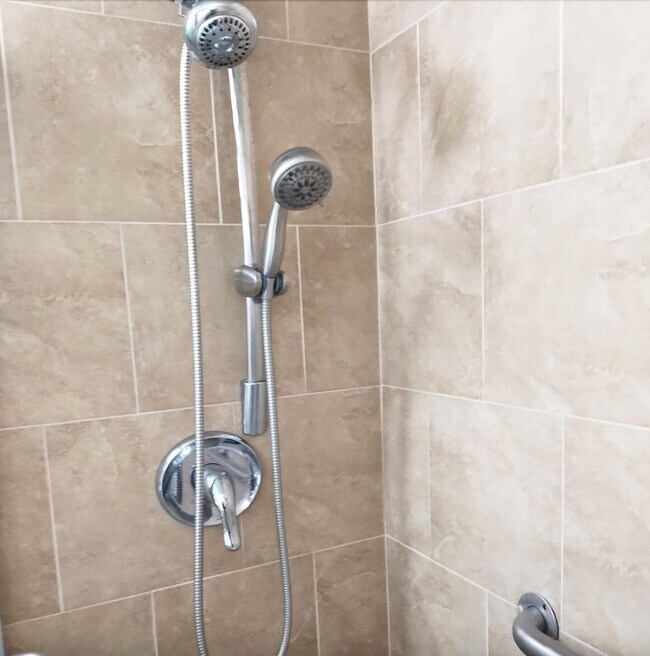 Building Photo - 39 Harwood B