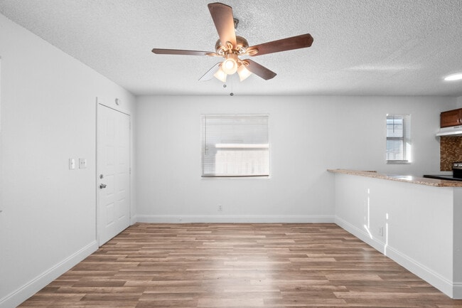 Building Photo - 818 NE 14th Pl