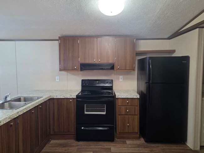 Building Photo - Cute, Clean & Affordable 3 Bed / 2 Bath Home in Central Bullhead City!