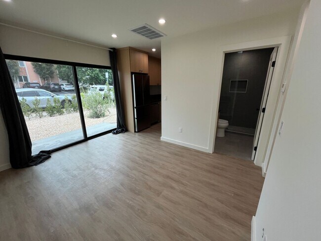 Building Photo - Newly Remodeled 2 Bed 1 Bath Unit in PB