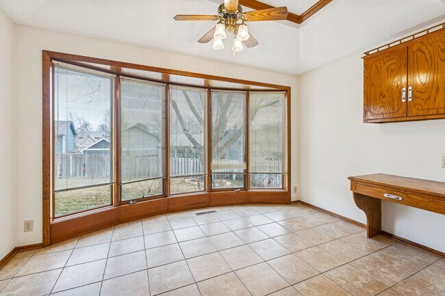 Building Photo - Spacious Northwest Omaha 3-Bedroom!!