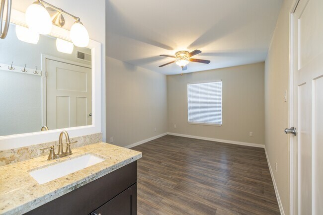 Building Photo - 2750 Holly Hall St