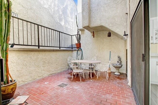 Building Photo - La Canada Townhouse In the Golf Course Community with great views