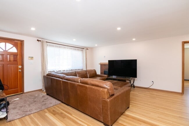 Building Photo - 22 Livoli Rd