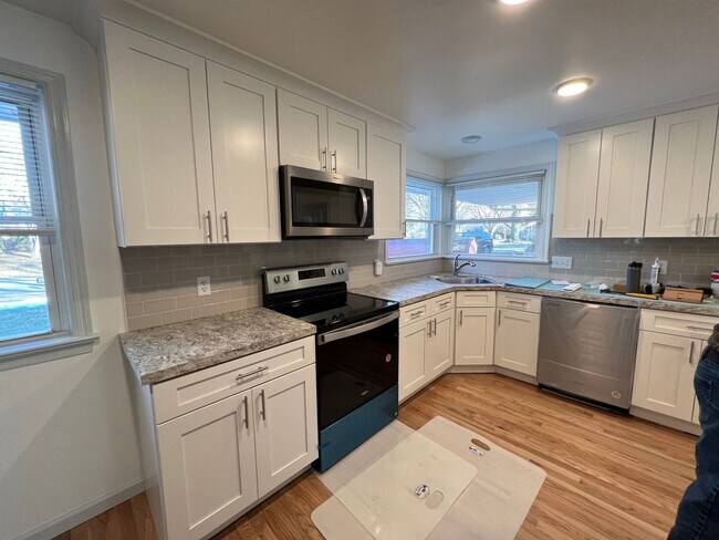 Building Photo - 3 Bedroom 3 Bath House Rental with Basemen...