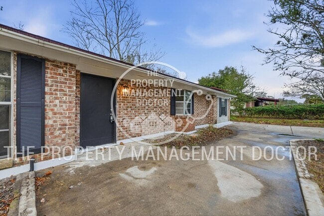 Building Photo - Modern 3/2 with an office Renovated Home in Orange Park - Ready for Immediate Move-In!