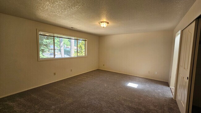 Building Photo - 2 story home in the Puyallup close to shopping