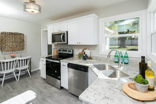 Building Photo - Room for rent in Great Ogden Location!