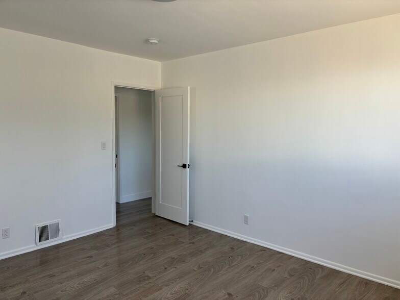 Building Photo - 347 6th Ave
