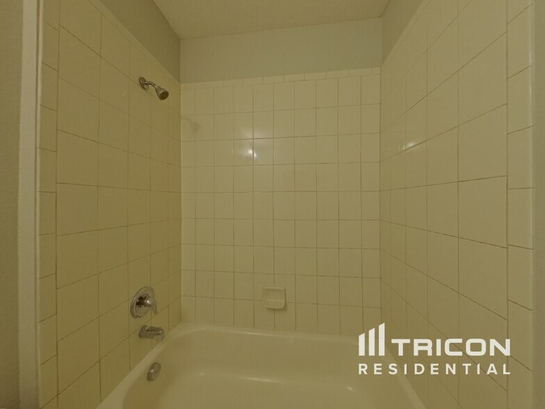 Building Photo - 4925 Rockvale Dr