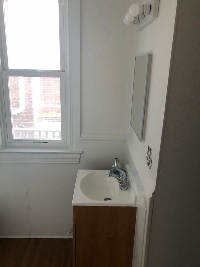 Building Photo - 1 Bedroom 1 Bath, 2nd Floor on the Avenues-York City SD