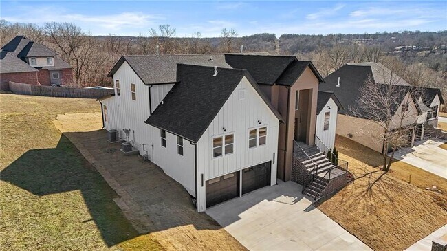 Building Photo - 2170 Hopkins Ln