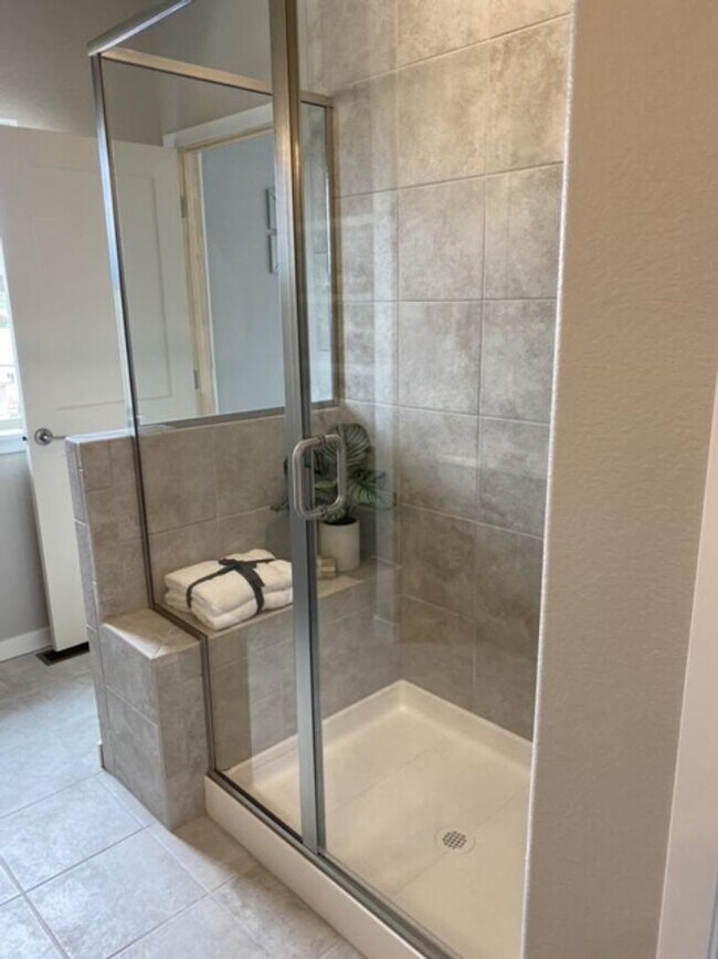 Building Photo - Flying Horse Luxury 4 Bed Townhouse with Mt. Views