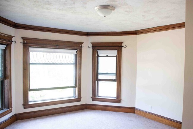 Building Photo - 39 Sugarloaf St